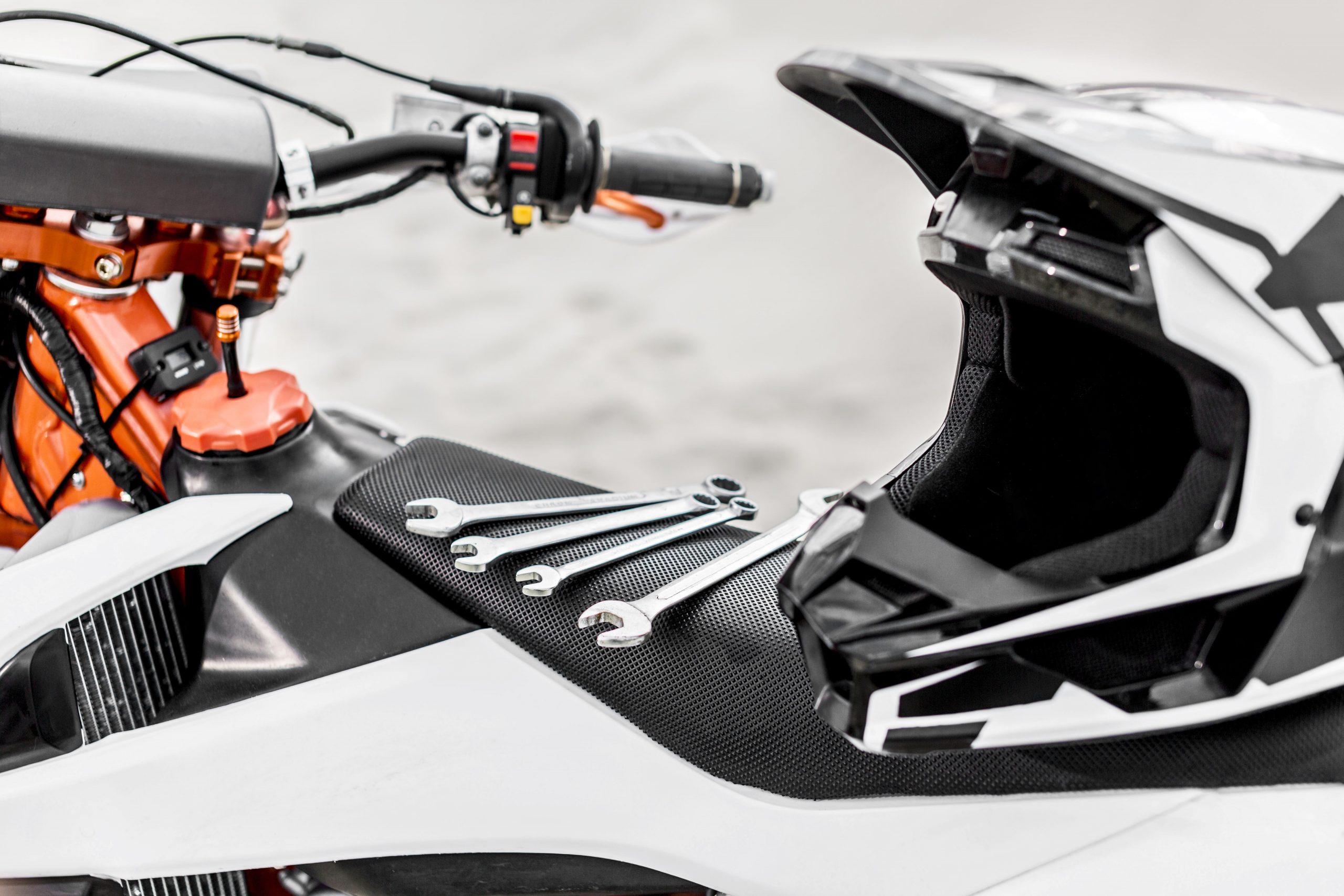 ¿QUÉ HERRAMIENTAS SON NECESARIAS PARA MONTAR UN TALLER DE MOTO?